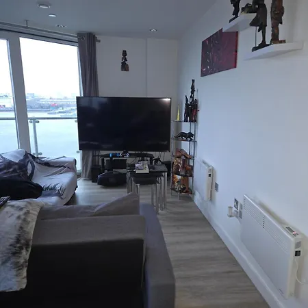 Lovely One Private Bedroom In Shared 2 Bedroom בית אירוח מנצ'סטר