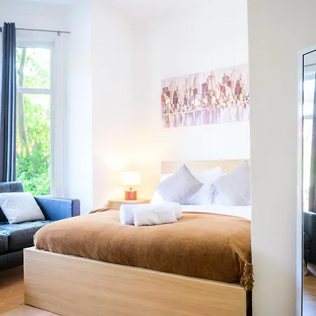 Purple Blossom, 2 Bed Apartment, Wi-fi, Near Didsbury, Free Parking * Μάντσεστερ