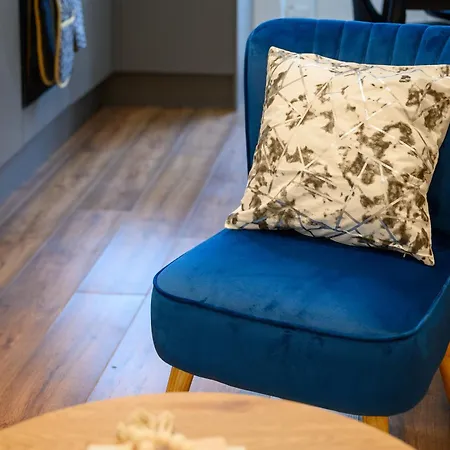 Luxury 4-Bedroom House Near Old Trafford With Parking, Garden,Close To Tram, Sleeps 8