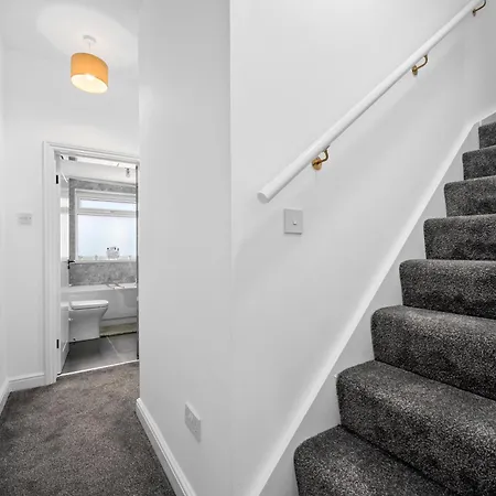 Luxury 4-Bedroom House Near Old Trafford With Parking, Garden,Close To Tram, Sleeps 8 Apartment *