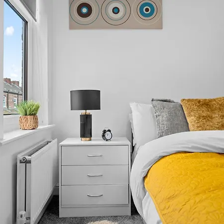 Luxury 4-Bedroom House Near Old Trafford With Parking, Garden,Close To Tram, Sleeps 8 Apartment *