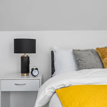 Apartment Luxury 4-Bedroom House Near Old Trafford With Parking, Garden,Close To Tram, Sleeps 8 *