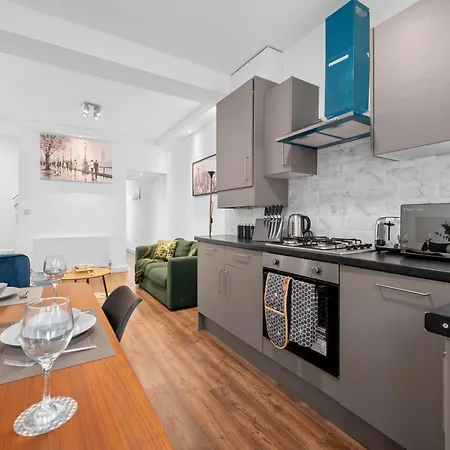 Luxury 4-Bedroom House Near Old Trafford With Parking, Garden,Close To Tram, Sleeps 8