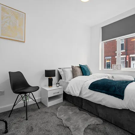 Luxury 4-Bedroom House Near Old Trafford With Parking, Garden,Close To Tram, Sleeps 8