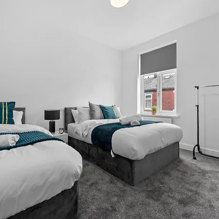 Apartment Luxury 4-Bedroom House Near Old Trafford With Parking, Garden,Close To Tram, Sleeps 8 Manchester