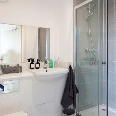 Exquisite 4 Bedroom 2 Bath Parking Etihad Stadium