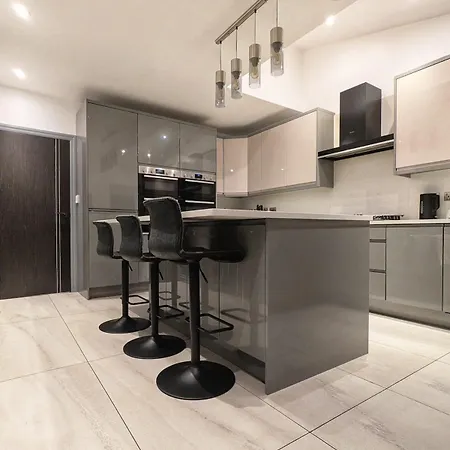 Beautiful 5 Bedroom Sleeps 12 People In *