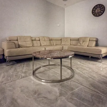 Beautiful 5 Bedroom Sleeps 12 People In *