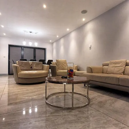 Beautiful 5 Bedroom Sleeps 12 People In Semesterbostad *