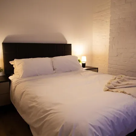 Stylish Cosy 4-bed Home, Sleeps Up To 10 With Large Sofa Bed, Near Royal Infirmary & Universities, Free Parking & Ultra-fast Wifi *