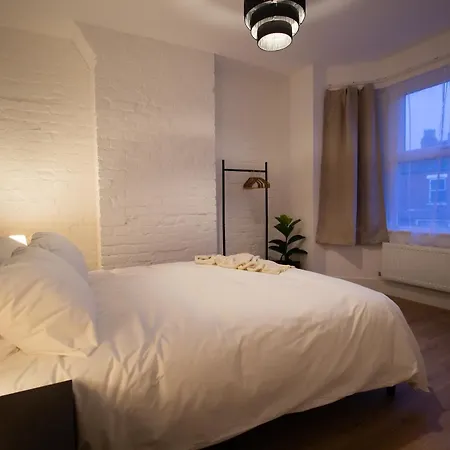 Stylish Cosy 4-bed Home, Sleeps Up To 10 With Large Sofa Bed, Near Royal Infirmary & Universities, Free Parking & Ultra-fast Wifi Vakantiehuis