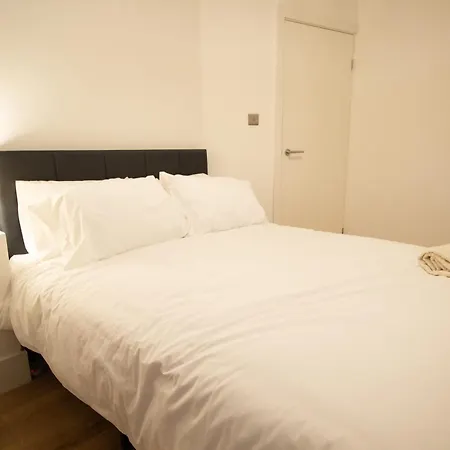 Vakantiehuis Stylish Cosy 4-bed Home, Sleeps Up To 10 With Large Sofa Bed, Near Royal Infirmary & Universities, Free Parking & Ultra-fast Wifi Manchester