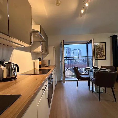 Centrally Located Modern 2 Bedroom Apartment, Minutes Walk To Ao Arena