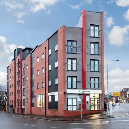 Centrally Located Modern 2 Bedroom Apartment, Minutes Walk To Ao Arena شقة