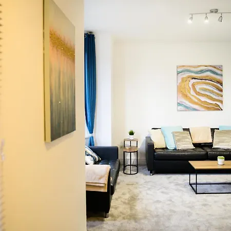 Aqua Springs, 2 Bedroom Sofa Bed, Sleeps 6, 1st Floor Apartment, Near Didsbury דירה *