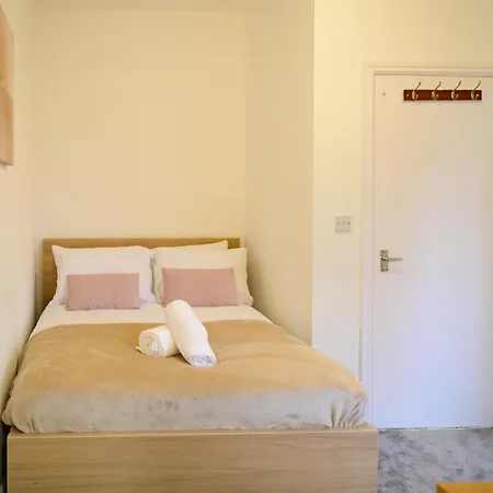 Aqua Springs, 2 Bedroom Sofa Bed, Sleeps 6, 1st Floor Apartment, Near Didsbury דירה מנצ'סטר