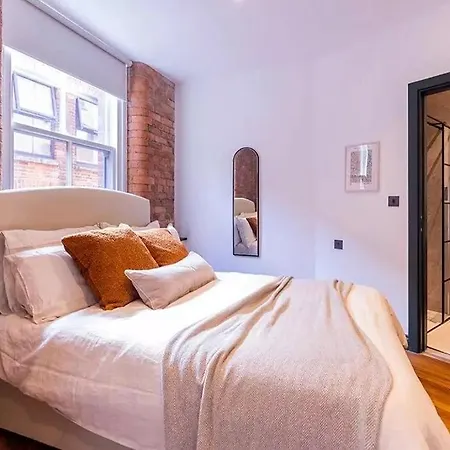 2 Bed Luxury Apartment, Parking, Gym, Concierge Apartment