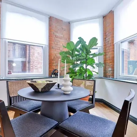 2 Bed Luxury Apartment, Parking, Gym, Concierge Apartment Manchester