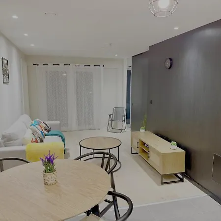 Elegant 2-bed 2-bath In With Balcony * Manchester
