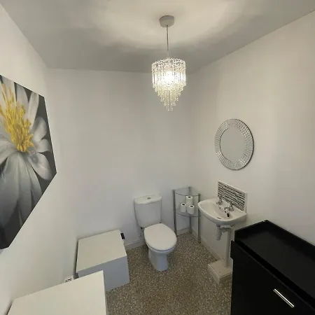 Large 3-bed House Near Etihad & Coop Live *