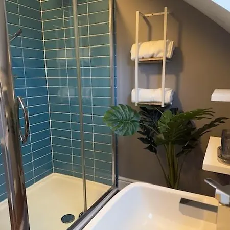 Chorlton Stylish & Convenient Апартаменты