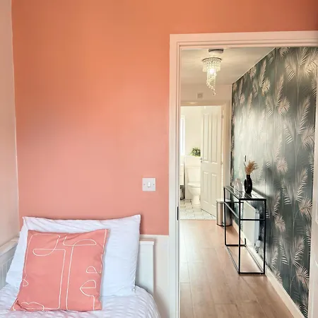Three Bed Detached Near Centre Semesterbostad *
