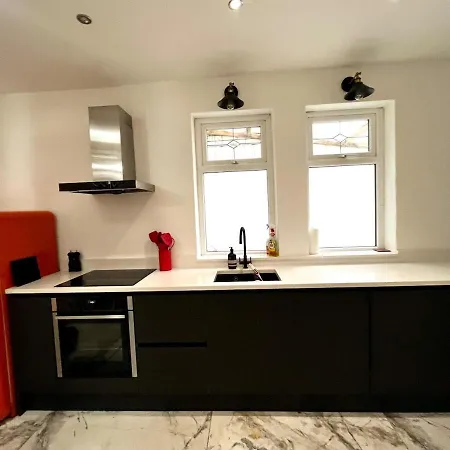 The 3-bed Luxe Sanctuary - Free Parking & Office *