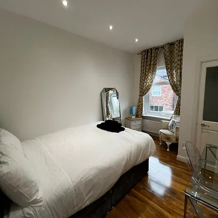 The 3-bed Luxe Sanctuary - Free Parking & Office בית נופש