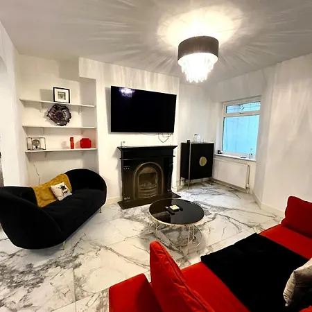 בית נופש The 3-bed Luxe Sanctuary - Free Parking & Office מנצ'סטר