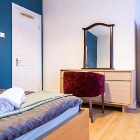 High-floor 2br In Heart Apartment