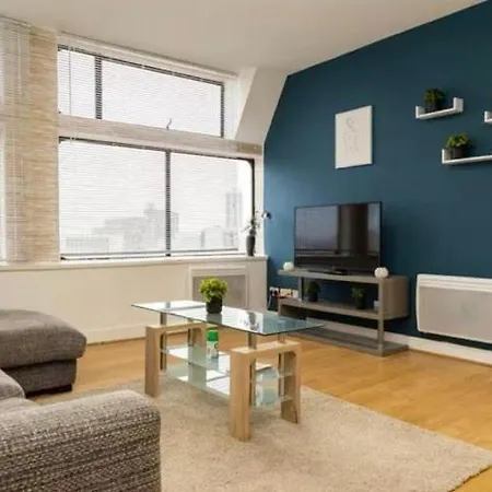 High-floor 2br In Heart Apartment