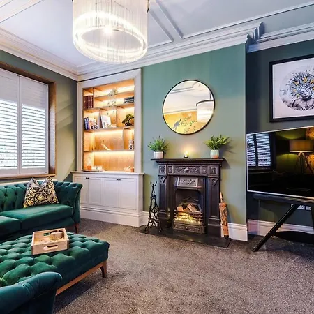 Opulent Oasis Large Luxury Sleeps 10 Ferienhaus *