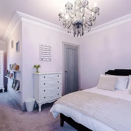 Opulent Oasis Large Luxury Sleeps 10 Ferienhaus *