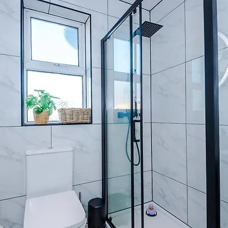 Stylish Salford Home, 3 Double Bedrooms, Stunning Decor, Free On Street Parking, Sleeps 8 Guests, Perfect For Families, Contractors, Group Lägenhet