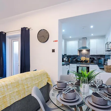 Stylish Salford Home, 3 Double Bedrooms, Stunning Decor, Free On Street Parking, Sleeps 8 Guests, Perfect For Families, Contractors, Group Lägenhet