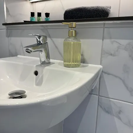 Canal-side Luxury 3br House With Secure Free Parking *