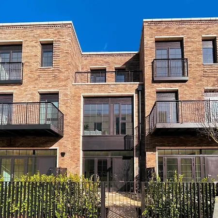 Canal-side Luxury 3br House With Secure Free Parking Villa