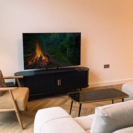Canal-side Luxury 3br House With Secure Free Parking Villa *