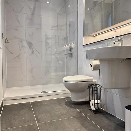 Villa Canal-side Luxury 3br House With Secure Free Parking *