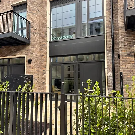 Villa Canal-side Luxury 3br House With Secure Free Parking