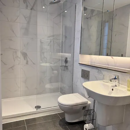 Canal-side Luxury 3br House With Secure Free Parking Villa