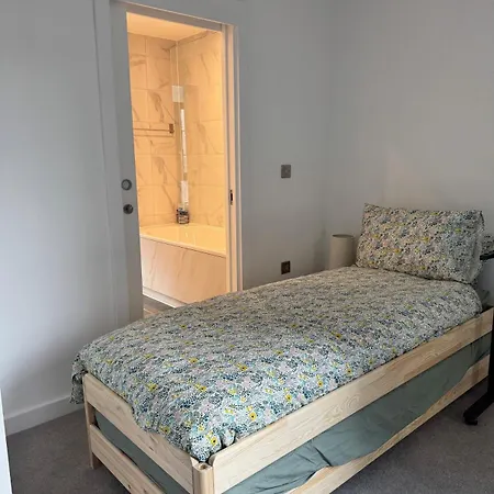 Villa Canal-side Luxury 3br House With Secure Free Parking