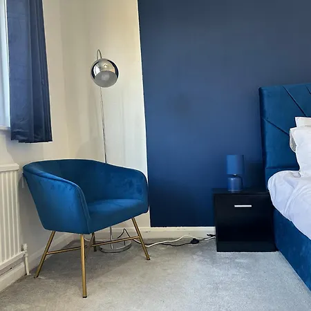 Дом отдыха Pool&tennis Table - Up To 40 Percent Off Old Trafford 3 Bed