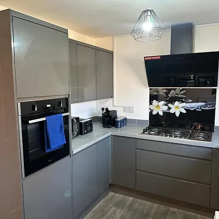 Дом отдыха Pool&tennis Table - Up To 40 Percent Off Old Trafford 3 Bed