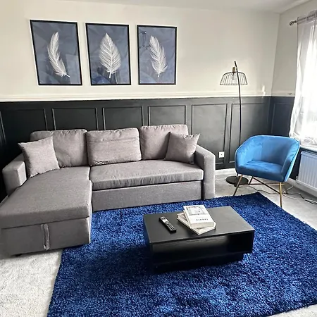 Дом отдыха Pool&tennis Table - Up To 40 Percent Off Old Trafford 3 Bed Манчестер