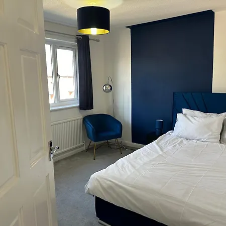 Pool&tennis Table - Up To 40 Percent Off Old Trafford 3 Bed Манчестер