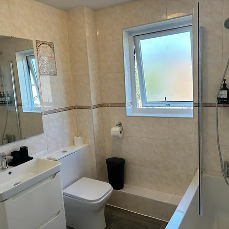 Дом отдыха Pool&tennis Table - Up To 40 Percent Off Old Trafford 3 Bed *