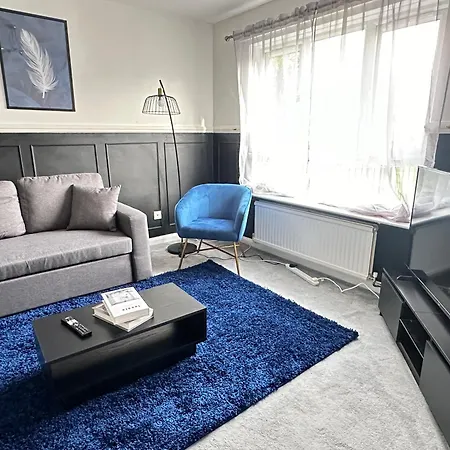 Pool&tennis Table - Up To 40 Percent Off Old Trafford 3 Bed Манчестер