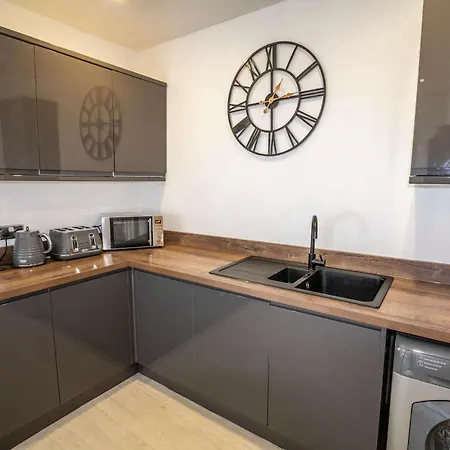 2 Bed Didsbury Flat Sleeps 6 Free Parking * Manchester