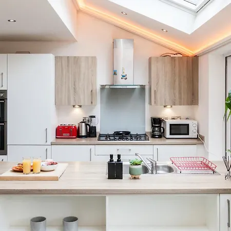 Luxe Stays-sleeps 9-hot Tub-pool Holiday home *